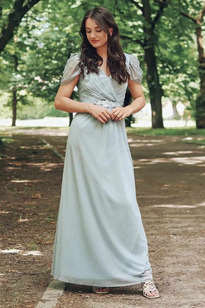Vestido largo de dama de honor con mangas cortas y corte en A de gasa
